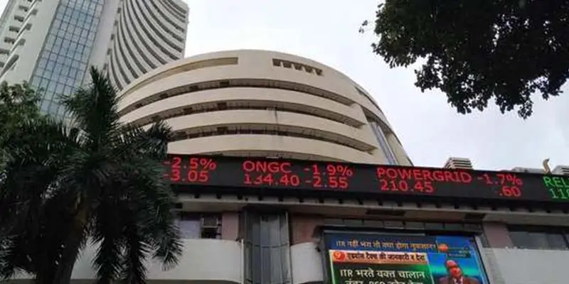 Reliance hits fresh peak, Sensex rallies over 400 pts.